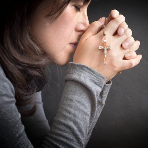 woman praying rosary